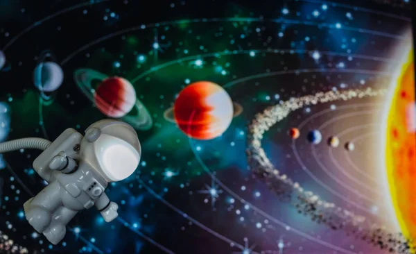 Liten Leksak Astronaut Reser Genom Rymden Med Bakgrund Planeterna Solsystemet — Stockfoto