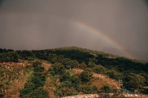 美しい虹と自然の風景は あなたが山 曇った空 木やサイトのアーチを見ることができるメキシコの州テトゾトラン — ストック写真