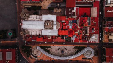Toluca, Meksika 'nın merkezindeki hava fotoğrafçılığı, Plaza Gonzales Arratia' nın yukarıdaki görüntüsü, yapısı ve eşsiz rengi ve katedralin tepesi takdir edilebilir.
