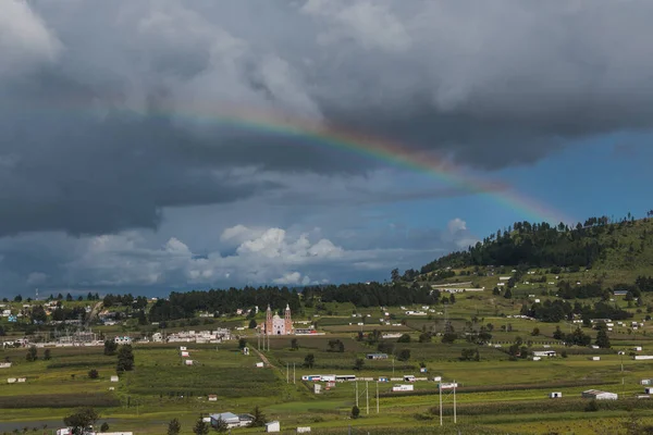 メキシコの田舎の風景 丘2の前の地平線に現れる虹 — ストック写真