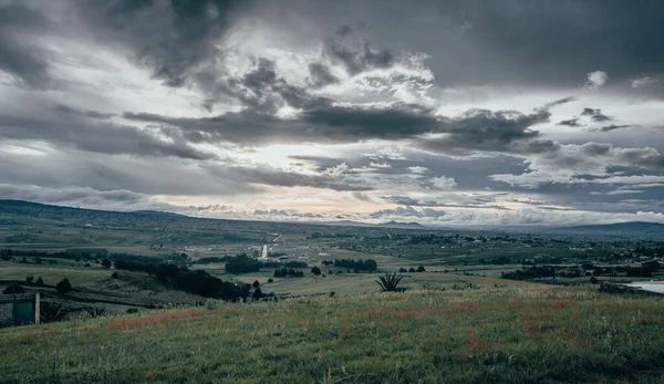 メキシコの田舎とアルモロヤ フアレスと呼ばれる町の上に雨の雲と夕日の風景 — ストック写真