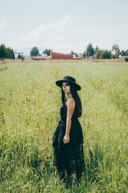 Yeşil yulaf tarlasının ortasında Catrina (Meksikalı kadın ölüm karakteri) kılığına girmiş kız