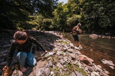 Anne ve kızı sıcak bir yaz gününde nehirde eğleniyor ve serinliyor..