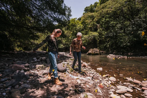 Anne ve kızı nehrin kıyısında yürürken eğleniyorlar. Aralarında bir sürü sarı kelebek uçuşuyor..