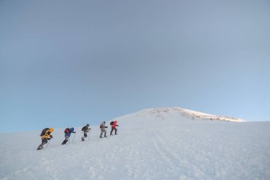 Grup dağcı tırmanmak Elbruz Dağı 