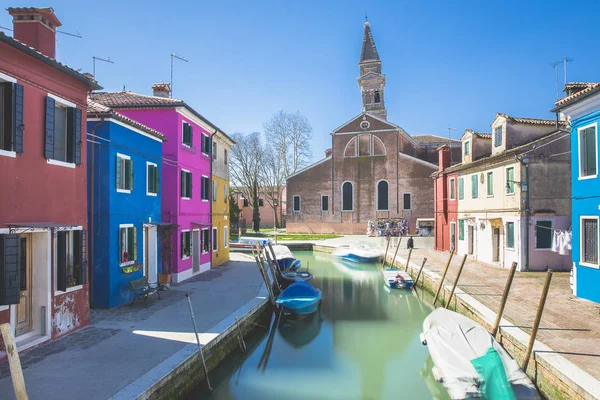 Typisk Kanal Med Färgglada Fasader Med Levande Färger Och Kyrkan — Stockfoto
