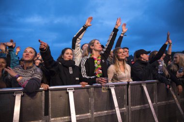 Traena, Norveç - 8 Temmuz 2017: Norveçli rap hiphop grubu African Sunz'ın Traenafestival'deki konseri, küçük Traena adasında müzik festivali