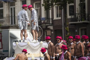 Amsterdam, Hollanda - 1 Ağustos 2015: Katılımcıların korunması insan hakları ve sivil eşitlik - Prinsengracht, Amsterdam Eşcinsel gurur geçit için yıllık olay