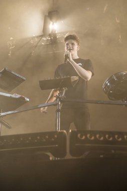 Nyon, İsviçre - 18 Temmuz 2017: Fransız elektronik müzisyeni Petit Biscuit'in Paleo Festivali'ndeki konseri