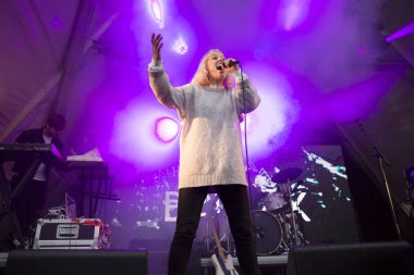 Traena, Norveç - 9 Temmuz 2016: Norveçli müzisyen ve söz yazarı Bendik'in Traenafestival'deki konseri, küçük Traena adasında müzik festivali