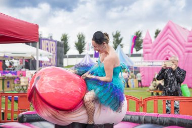 Amsterdam, Hollanda - 29 Temmuz 2017: Westerpark Milkshake Festivali'nde rodeo gibi penise binen kadın giyinmiş