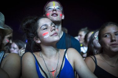 Nyon, İsviçre - 18 Temmuz 2017: Paleo Festivali'nde Fransız elektronik müzisyeni Petit Biscuit'in konserinde genç hayranların dinleyicileri