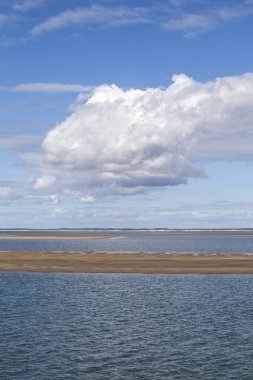 Deniz kıyısı manzarası, su, kumsal ve beyaz bulut, Royan, Fransa yakınlarında garonne halis
