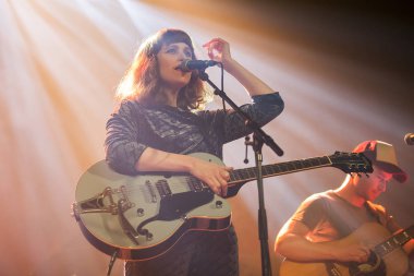 Amsterdam, Hollanda, 8 Kasım 2016: Avustralyalı ska ve caz grubu The Cat Empire konseri öncesinde Tinpan Orange'ı mekânın Melkweg'de konserine destek verdi