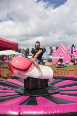 Amsterdam, Hollanda - 29 Temmuz 2017: Westerpark Milkshake Festivali'nde rodeo gibi penise binen adam