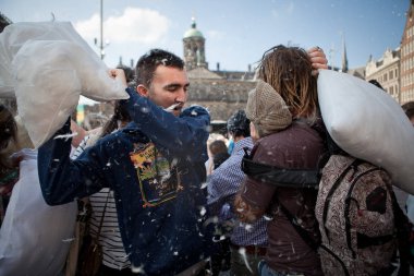 Amsterdam, Hollanda, Noord Holland - 5 Nisan 2014 Cumartesi - Baraj Meydanı'nda Yastık Savaşı
