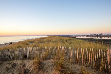 I 'Aiguillon sur Mer sahilinde gün batımı manzarası ve tabiat lagünü Casse de la Belle Henriette, Vendee, Fransa
