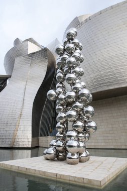 Bilbao, İspanya - 19 Mart 2015: Niki de Saint Phalle sergisi sırasında Bilbao 'daki Guggenheim Müzesi (27 Haziran 2015)) 