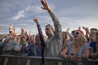 Traena, Norveç - 11 Temmuz 2014: Norveçli grup Ida Maria'nın Traenafestival'deki konseri sırasında, traena adasında müzik festivali gerçekleşiyor
