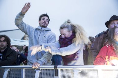 Traena, Norveç - 9 Temmuz 2016: Norveçli elektronik müzik ikilisi Ost & Kjex'in Traenafestival'deki konserinde seyirciler tezahürat yapıyor, traena adasında müzik festivali gerçekleşiyor