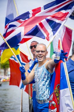 Amsterdam, Hollanda - 1 Ağustos 2015: Katılımcıların korunması insan hakları ve sivil eşitlik - Prinsengracht, Amsterdam Eşcinsel gurur geçit için yıllık olay