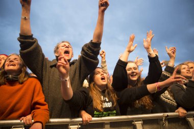 Traena, Norveç - 08 Temmuz 2016: Norveçli folk ve rock grubu Violet Road'un Traenafestival'deki konserinde seyirciler tezahürat yapıyor, Norveç'in küçük Traena adasında müzik festivali düzenleniyor
