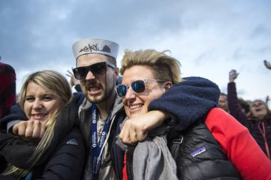 Traena, Norveç - 07 Temmuz 2016: Norveçli punk rock grubu Viagra Boys'un Traenafestival'deki konserinde seyirciler tezahürat yapıyor, traena adasında müzik festivali gerçekleşiyor