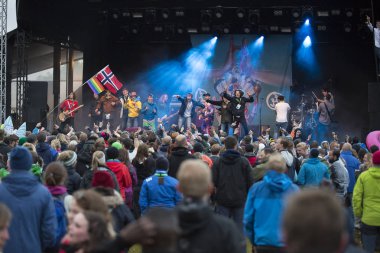 Traena, Norveç - 6 Temmuz 2017: Norveçli punk rock grubu Honningbarna'nın Traenafestival'deki konseri, traena adasında müzik festivali gerçekleşiyor