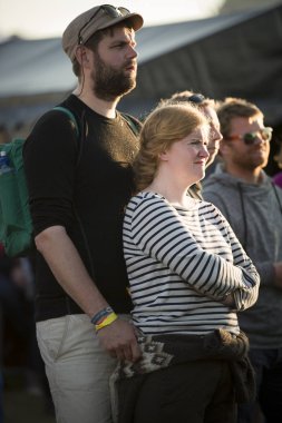 Traena, Norveç - 12 Temmuz 2014: İsveçli şarkıcıstefan Sundstrom ve Franska Trion'un Traenafestival'deki konseri sırasında, küçük Traena adasında müzik festivali gerçekleşiyor