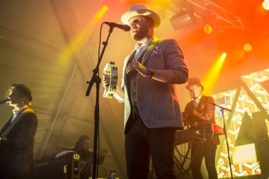 Traena, Norveç - 08 Temmuz 2016: Norveçli folk ve rock grubu Violet Road'un Traenafestival'de konseri, Norveç'in küçük Traena adasında müzik festivali düzenleniyor