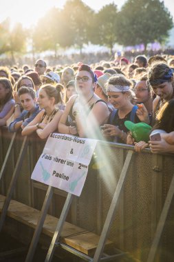 Nyon, İsviçre - 20 Temmuz 2017: Paleo Festivali'nde Fransız şarkıcı Vianney konserinde tezahürat seyirciler, çitlere asılan bir tabela diyor: Hadi agre, ikinci pauline'in kalbini ısıtalım