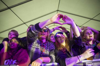 Traena, Norveç - 07 Temmuz 2016: İsveç merkezli Somalili şarkıcı Cherrie Hersi'nin Traenafestival'deki konserinde seyirciler au hayranları, traena adasında müzik festivali gerçekleşiyor