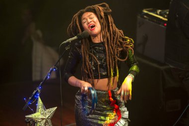 Utrecht, Hollanda - 1 Mayıs 2017: Amerikalı şarkıcı, söz yazarı ve multi-enstrümentalist Valerie June'un Utrecht'teki Tivoli Vredenburg konseri