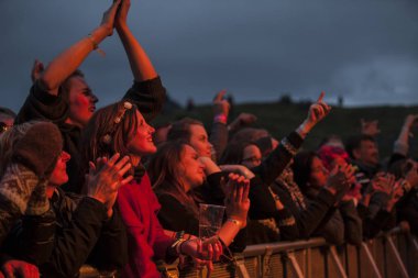 Traena, Norveç - 08 Temmuz 2016: Norveçli folk ve rock grubu Violet Road'un Traenafestival'deki konserinde seyirciler tezahürat yapıyor, Norveç'in küçük Traena adasında müzik festivali düzenleniyor