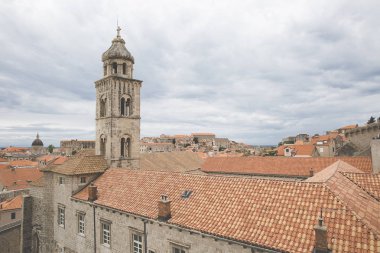 Saint Dominic Kilisesi çan kulesi ve eski şehir Dubrovnik, Hırvatistan Dominik Manastırı kırmızı çatılar