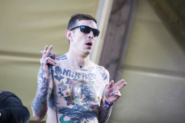 Traena, Norveç - 07 Temmuz 2016: Norveçli punk rock grubu Viagra Boys'un Traenafestival'deki konseri, traena adasında müzik festivali gerçekleşiyor