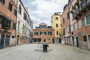 geleneksel tarihi binaları ve bir kuyu ile Venedik meydanı veya piazza üzerinde görünümü 