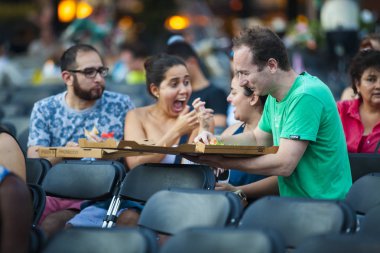 Amsterdam, Hollanda - 24 Ağustos 2016: 18-27/08/2016 tarihleri arasında düzenlenen Dünya Sineması Amsterdam'da, Marie Heinekenplein'de Arjantin filmi Road to la Paz'ın açık hava gösteriminde izleyiciler
