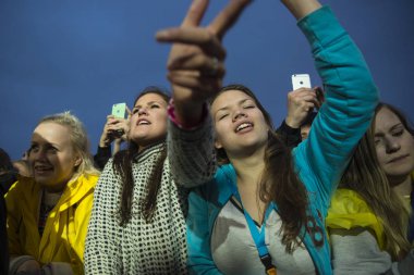 Traena, Norveç - 9 Temmuz 2015: Norveçli rock grubu Onklp & De Fjerne Slektningene'nin Traenafestival'deki konserinde silahla tezahürat taslayan hayranlar, traena adasında düzenlenen müzik festivali