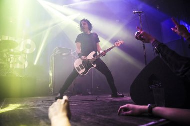 Amsterdam, Hollanda - 19 Mart 2017: Kanadalı hard rock heavy metal grubu Danko Jones'un Melkweg konseri