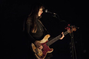 Amsterdam, Hollanda - 27 Kasım 2016: Amerikalı alternatif indie rock grubu The Pixies'in bas gitaristi Kim Deal, Heineken Music Hall'da sahne alacak