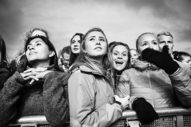 Traena, Norveç - 08 Temmuz 2016: Norveçli folk ve rock grubu Violet Road'un Traenafestival'deki konserinde seyirciler tezahürat yapıyor, Norveç'in küçük Traena adasında müzik festivali düzenleniyor