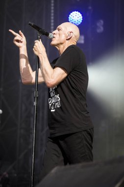 Nyon, İsviçre - 19 Temmuz 2017: Avustralyalı rock grubu Midnight Oil'in Paleo Festivali'nde konseri