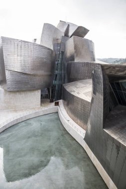 Bilbao, İspanya - 19 Mart 2015: Niki Saint Phalle sergisi sırasında Bilbao'daki Guggenheim Müzesi (27 Haziran 7, 2015) , Biscay, Bask Ülkesi, İspanya