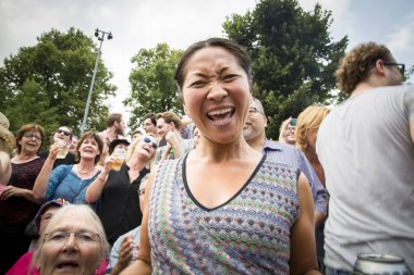 Amsterdam, Hollanda - 23 Temmuz 2016: 2016 Gay Euro Pride için Vondelpark'taki Pembe Cumartesi kutlamaları sırasında Vondelpark Açık Hava Tiyatrosu'nda şarkı söyleyen Anita Meyer konseri