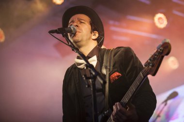 Traena, Norveç - 08 Temmuz 2016: Norveçli folk ve rock grubu Violet Road'un Traenafestival'de konseri, Norveç'in küçük Traena adasında müzik festivali düzenleniyor