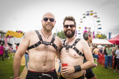 Amsterdam, Hollanda - 29 Temmuz 2017: Westerpark Milkshake Festivali'nde deri kayış yetiştiren eşcinsel erkekler