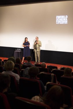 Amsterdam, Hollanda - 18 Ağustos 2016: Dünya Sineması Amsterdam'ın açılış töreninde konuşma, 18-27/08/2016 tarihleri arasında düzenlenen dünya film festivali
