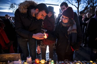 Paris, Fransa- 10 Ocak 2016: Place de la Repbublique, bombalı saldırı ve silahlı saldırı kurbanlarının anısına düzenlenen tören, Charlie Hebdo terör saldırısı ve 