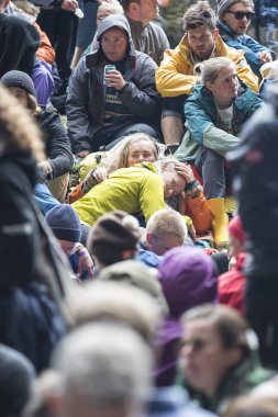 Traena, Norveç - 08 Temmuz 2015: seyirci Traenafestival, müzik festivali Traena küçük adada yer alıyor.